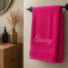Fuchsia handdoek met naam geborduurd van 100% katoen 50x100 cm