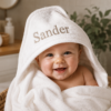 Witte badcape met naam geborduurd voor baby van 100% katoen badstof