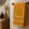 Oker handdoek met naam geborduurd van 100% katoen 50x100 cm