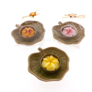 Bloemenkaarsje op porseleinen schaaltje