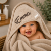 Cream badcape met naam geborduurd voor baby van 100% katoen badstof
