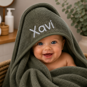 Forest badcape met naam geborduurd voor baby van 100% katoen badstof