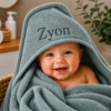 Grey Blue badcape met naam geborduurd voor baby van 100% katoen badstof