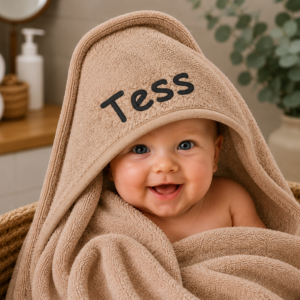 Pinkstone badcape met naam geborduurd voor baby van 100% katoen badstof