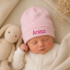 Roze babymutsje met naam geborduurd van 100% katoen voor pasgeboren baby