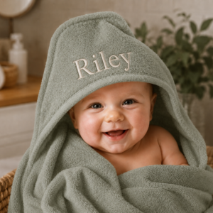 Stone Green badcape met naam geborduurd voor baby van 100% katoen badstof