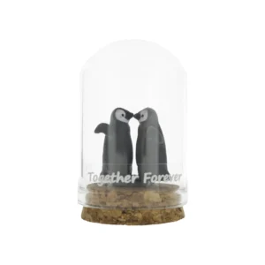 Decoratieve mini stolp ‘Together Forever’ met twee schattige pinguïns onder een glazen stolp, symbool voor liefde en verbondenheid.