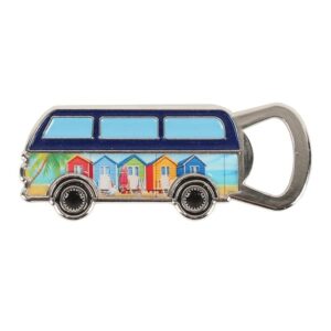 Metalen flesopener in de vorm van een VW-busje met kleurrijke strandhuisjes, magnetisch en compact (11,7x4x0 cm), ideaal voor keuken of bar.